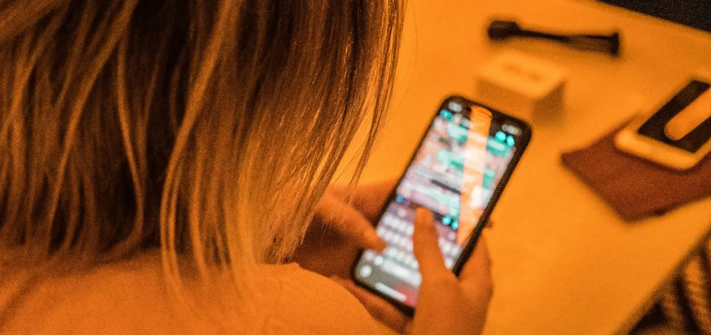 Should I Text Her? 8 Tips for Texting After a First Date